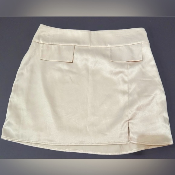 🍃NWOT LE LIS Collection Beautiful Cream Mini Skirt Size Large - Picture 1 of 10